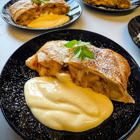 Apfelstrudel mit Vanillesauce Apfelstrudel mit Vanillesauce