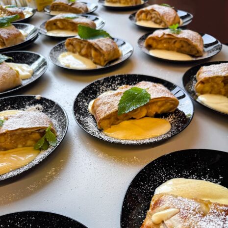 Apfelstrudel mit Vanillesauce Apfelstrudel mit Vanillesauce