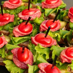Appetithappen mit Tomaten und Salami