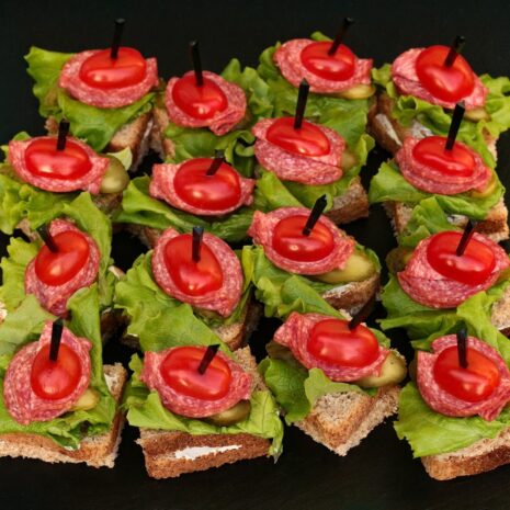 Appetithappen mit Tomaten und Salami Appetithappen mit Tomaten und Salami