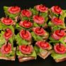 Appetithappen mit Tomaten und Salami