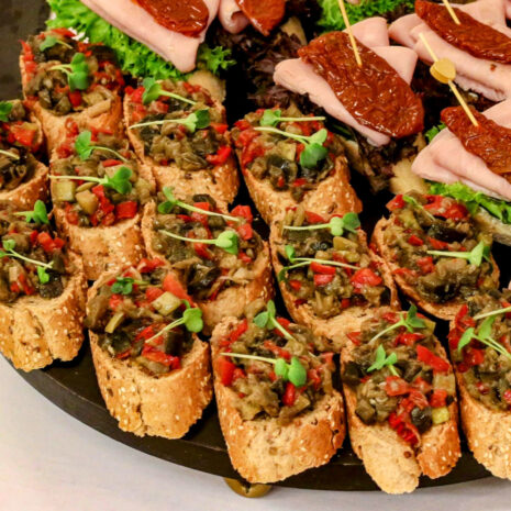 Appetithappen mit gebackenem Gemüse