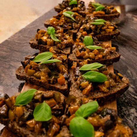 Appetithappen mit gebackenem Gemüse
