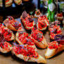 Bruschetta mit frischen Tomaten & Basilikum
