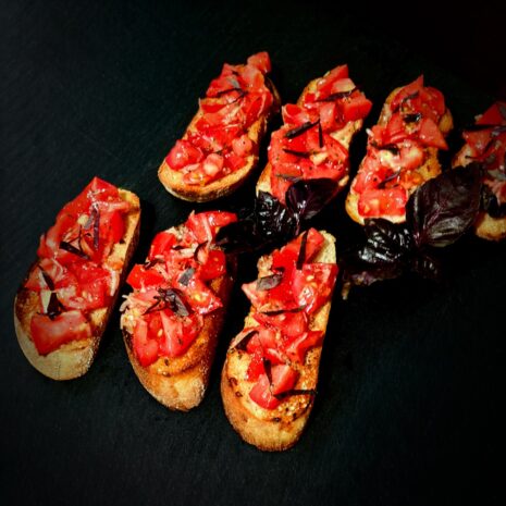 Bruschetta mit frischen Tomaten & Basilikum Bruschetta mit frischen Tomaten & Basilikum