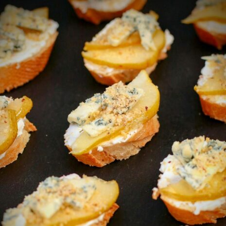 Bruschetta mit karamellisierter Birne und Gorgonzola (1) Bruschetta mit karamellisierter Birne und Gorgonzola