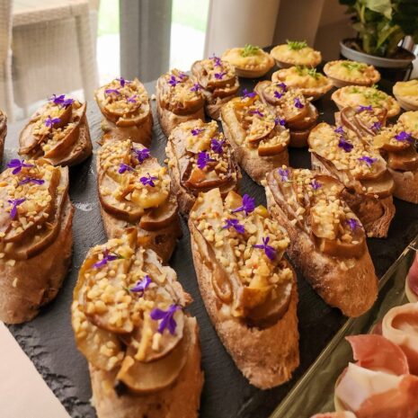 Bruschetta mit karamellisierter Birne und Gorgonzola Bruschetta mit karamellisierter Birne und Gorgonzola