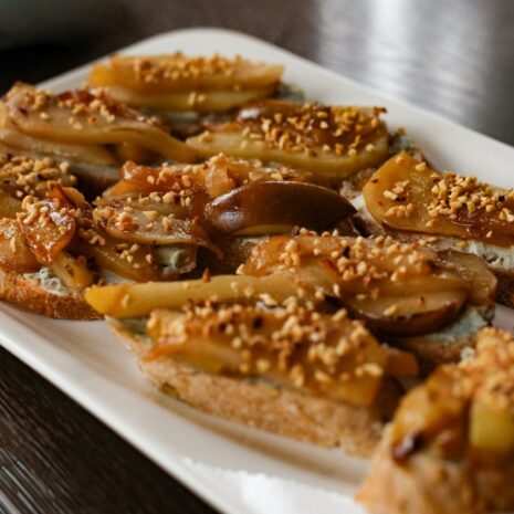Bruschetta mit karamellisierter Birne und Gorgonzola Bruschetta mit karamellisierter Birne und Gorgonzola