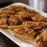 Bruschetta mit karamellisierter Birne und Gorgonzola