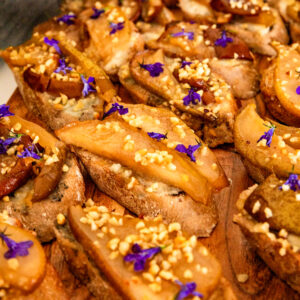 Bruschetta mit karamellisierter Birne und Gorgonzola
