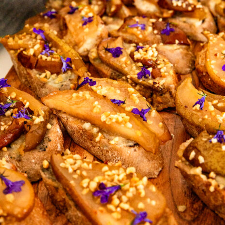 Bruschetta mit karamellisierter Birne und Gorgonzola Bruschetta mit karamellisierter Birne und Gorgonzola