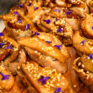 Bruschetta mit karamellisierter Birne und Gorgonzola