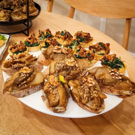Bruschetta mit karamellisierter Birne und Gorgonzola Bruschetta mit karamellisierter Birne und Gorgonzola