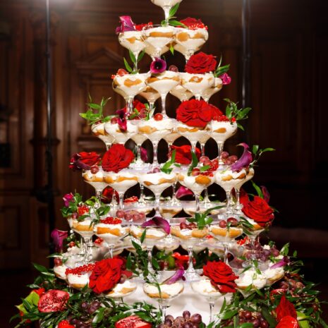 Dessertpyramide im Glas (betreut mit Servicepersonal) Dessertpyramide im Glas (betreut mit Servicepersonal)