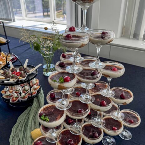 Dessertpyramide mit Tiramisu im Glas Dessertpyramide mit Tiramisu im Glas