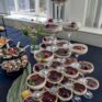 Dessertpyramide mit Tiramisu im Glas