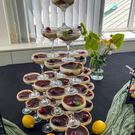 Dessertpyramide mit Tiramisu im Glas Dessertpyramide mit Tiramisu im Glas