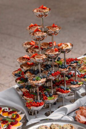 Dessertpyramide mit Tiramisu im Glas