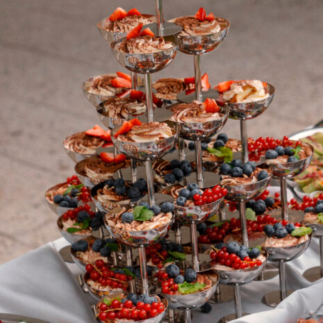Dessertpyramide mit Tiramisu im Glas Dessertpyramide mit Tiramisu im Glas