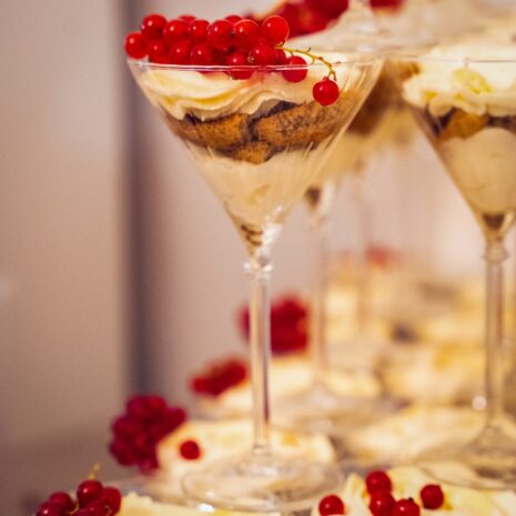 Dessertpyramide mit Tiramisu im Glas Dessertpyramide mit Tiramisu im Glas