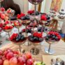 Dessertpyramide mit Tiramisu im Glas