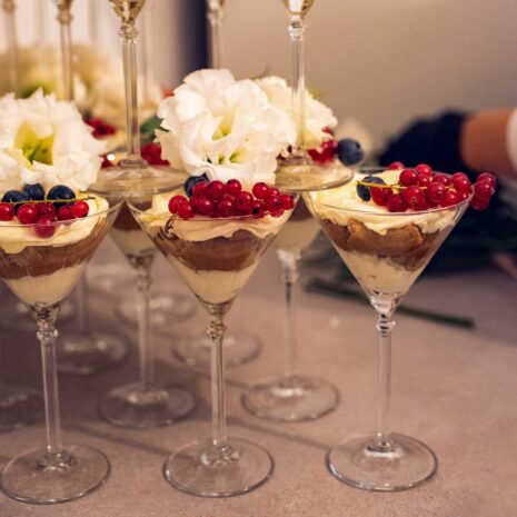Dessertpyramide mit Tiramisu im Glas Dessertpyramide mit Tiramisu im Glas