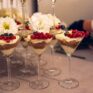Dessertpyramide mit Tiramisu im Glas