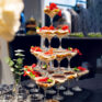 Dessertpyramide mit Tiramisu im Glas