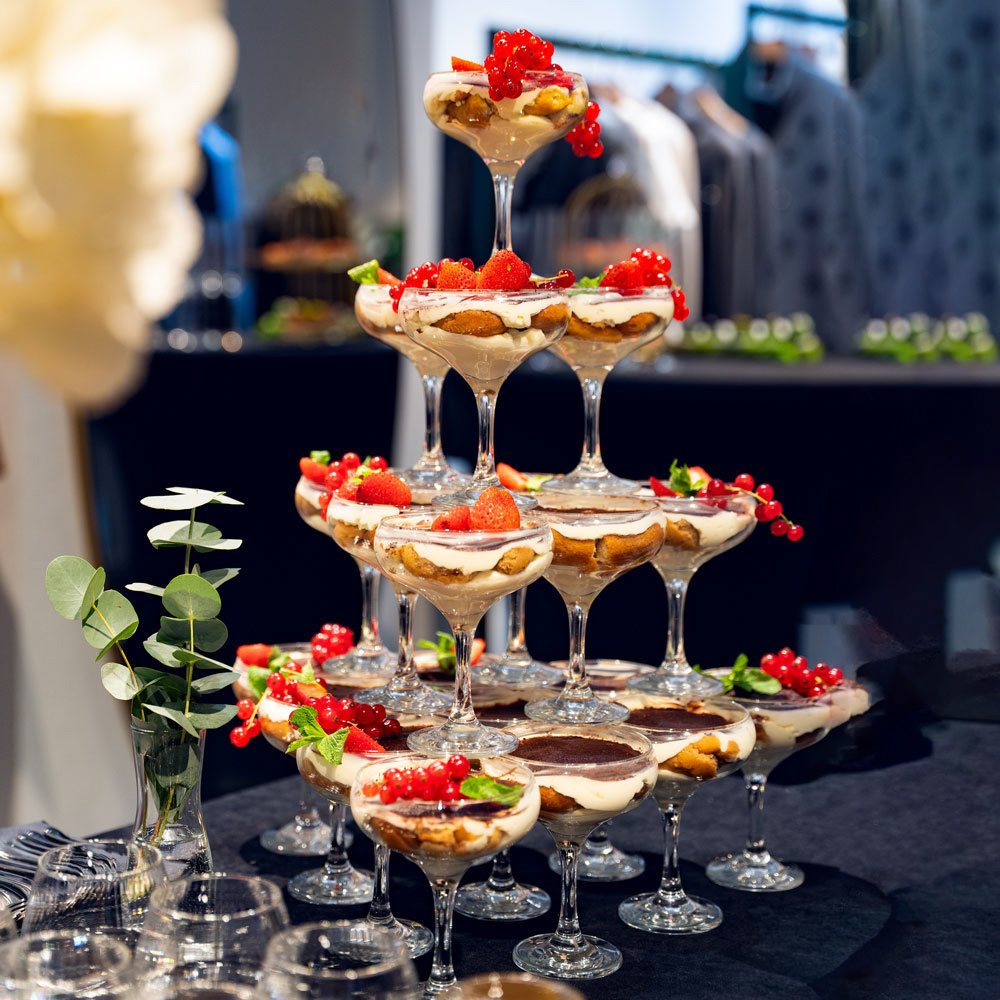 Dessertpyramide mit Tiramisu im Glas