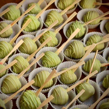 Erdbeere mit Matcha Schokolade Erdbeere mit Matcha Schokolade