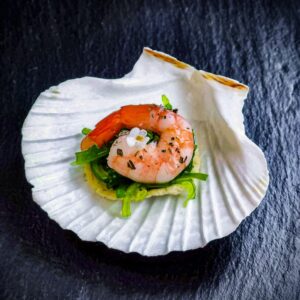 Garnele auf Wakame-Algen · Serviert in der Muschel