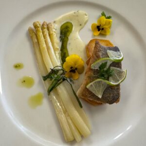 Gebackenes Lachsfilet mit Spargel