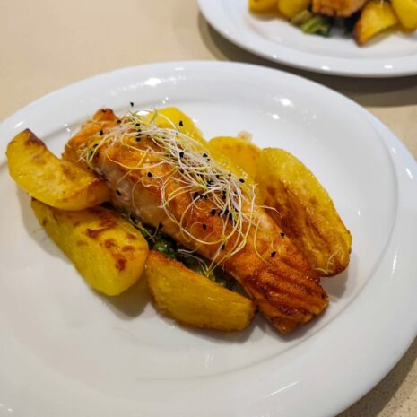 Gebratenes Lachsfilet mit Ofen-Erdäpfeln Gebratenes Lachsfilet mit Ofen-Erdäpfeln