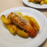 Gebratenes Lachsfilet mit Ofen-Erdäpfeln