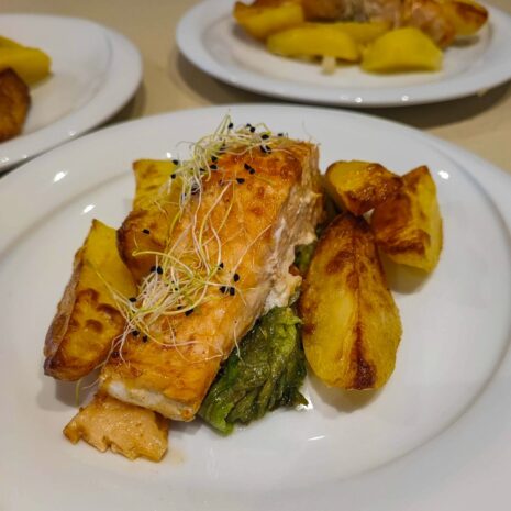 Gebratenes Lachsfilet mit Ofen-Erdäpfeln Gebratenes Lachsfilet mit Ofen-Erdäpfeln