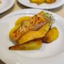 Gebratenes Lachsfilet mit Ofen-Erdäpfeln