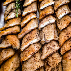 Gebratenes Wolfsbarschfilet mit Zitrone