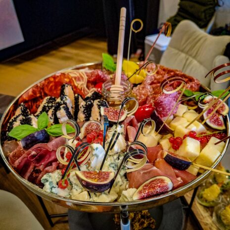 Gemischte Käse- und Wurstplatte Gemischte Käse- und Wurstplatte