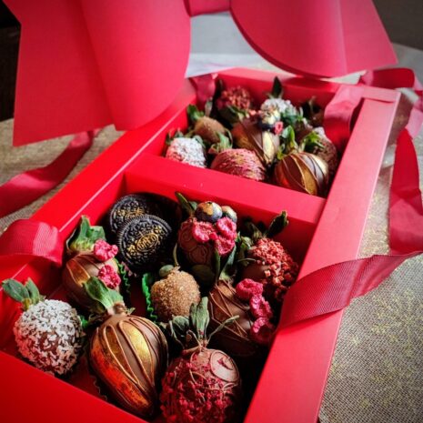 Geschenkbox mit Erdbeeren in Schokolade