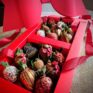 Geschenkbox mit Erdbeeren in Schokolade