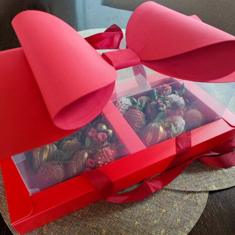 Geschenkbox mit Erdbeeren in Schokolade