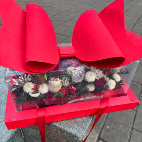 Geschenkbox mit Erdbeeren in Schokolade