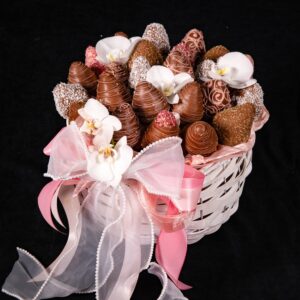 Geschenkkorb mit Erdbeeren in Schokolade