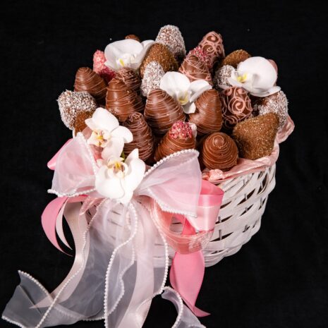Geschenkkorb mit Erdbeeren in Schokolade