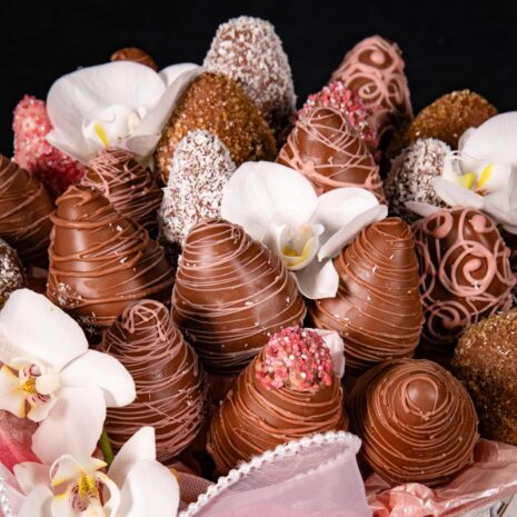Geschenkkorb mit Erdbeeren in Schokolade (2)