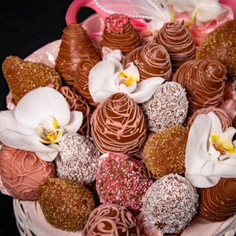 Geschenkkorb mit Erdbeeren in Schokolade
