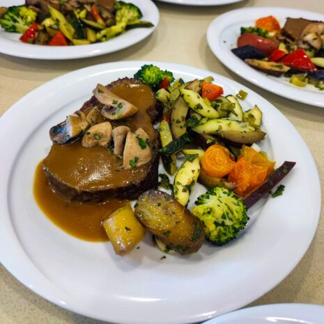 Geschmorter Rinderbraten mit Wurzelgemüse und Bratensauce