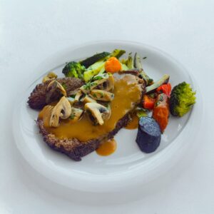 Geschmorter Rinderbraten mit Wurzelgemüse und Bratensauce