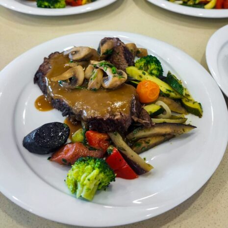 Geschmorter Rinderbraten mit Wurzelgemüse und Bratensauce