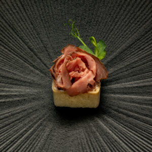 Tartelette mit Roastbeef, Crème fraîche und Blaubeere
